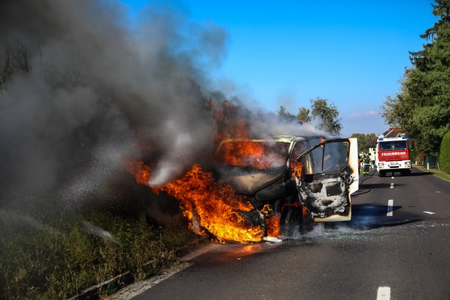 Gasflaschen geladen: Drei Feuerwehren lschten in Vollbrand stehenden Kleintransporter in Marchtrenk