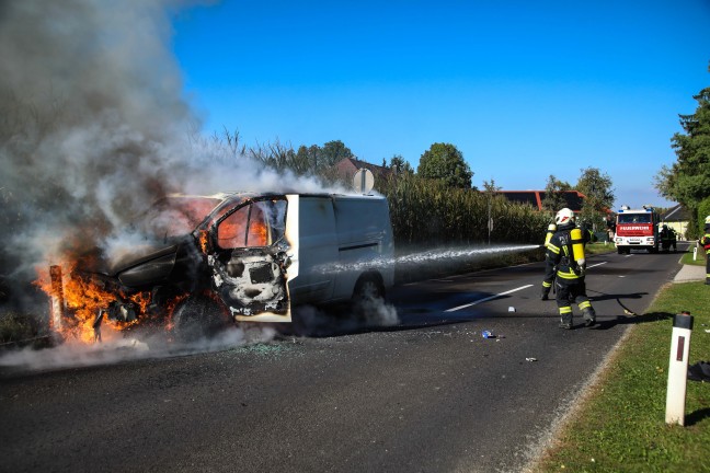 Gasflaschen geladen: Drei Feuerwehren lschten in Vollbrand stehenden Kleintransporter in Marchtrenk