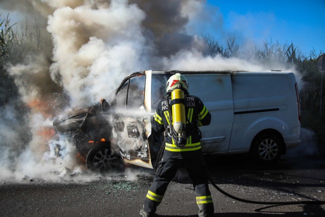 Gasflaschen geladen: Drei Feuerwehren lschten in Vollbrand stehenden Kleintransporter in Marchtrenk