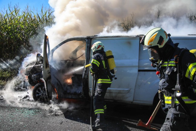 Gasflaschen geladen: Drei Feuerwehren lschten in Vollbrand stehenden Kleintransporter in Marchtrenk