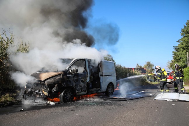 Gasflaschen geladen: Drei Feuerwehren lschten in Vollbrand stehenden Kleintransporter in Marchtrenk