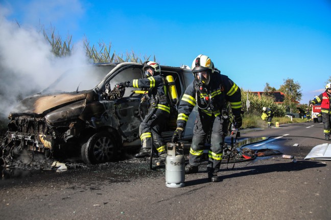 Gasflaschen geladen: Drei Feuerwehren lschten in Vollbrand stehenden Kleintransporter in Marchtrenk