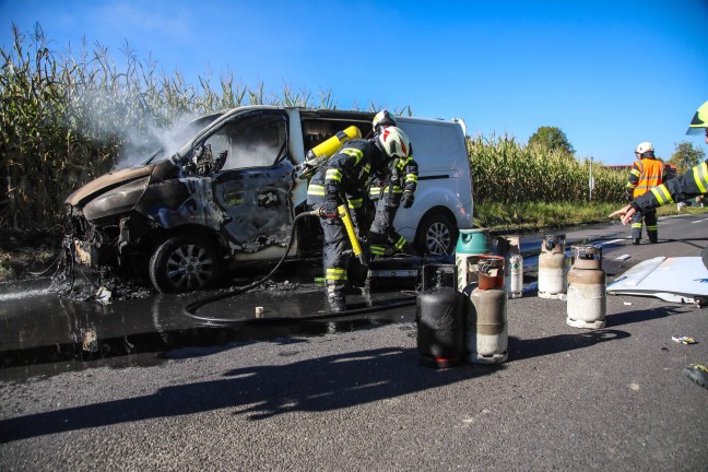 Gasflaschen geladen: Drei Feuerwehren lschten in Vollbrand stehenden Kleintransporter in Marchtrenk