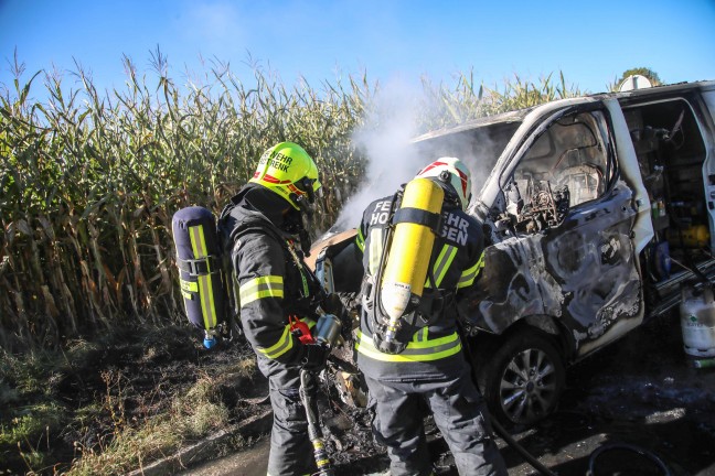 Gasflaschen geladen: Drei Feuerwehren lschten in Vollbrand stehenden Kleintransporter in Marchtrenk