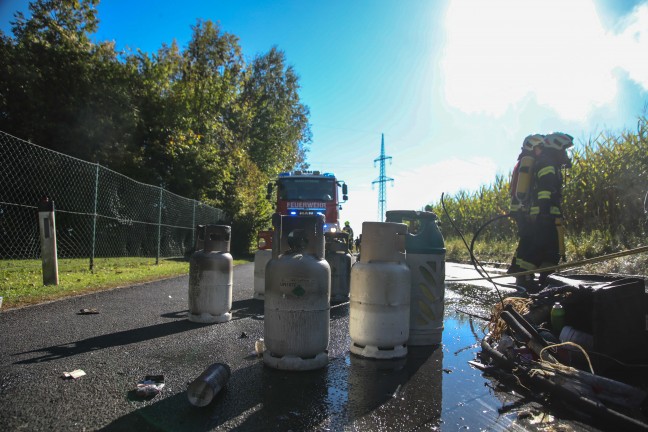 Gasflaschen geladen: Drei Feuerwehren lschten in Vollbrand stehenden Kleintransporter in Marchtrenk