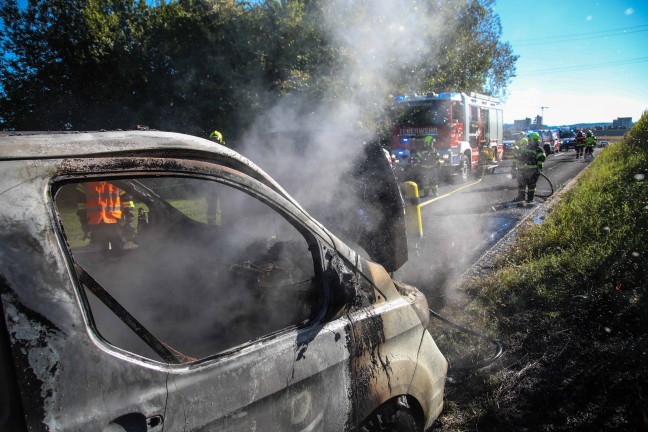 Gasflaschen geladen: Drei Feuerwehren lschten in Vollbrand stehenden Kleintransporter in Marchtrenk