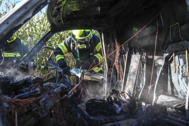 Gasflaschen geladen: Drei Feuerwehren lschten in Vollbrand stehenden Kleintransporter in Marchtrenk