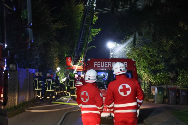 Groeinsatz: Neun Feuerwehren bei Brand eines Wohngebudes in Grnau im Almtal im Einsatz