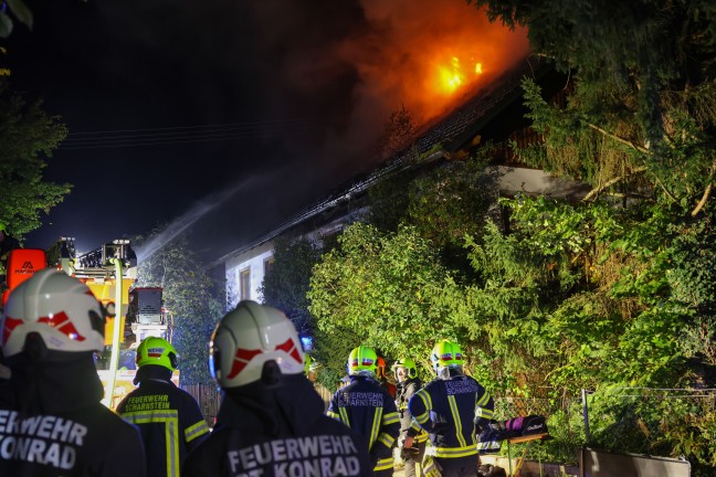 Groeinsatz: Neun Feuerwehren bei Brand eines Wohngebudes in Grnau im Almtal im Einsatz