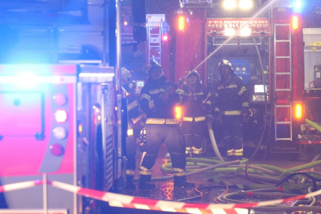 Groeinsatz: Neun Feuerwehren bei Brand eines Wohngebudes in Grnau im Almtal im Einsatz