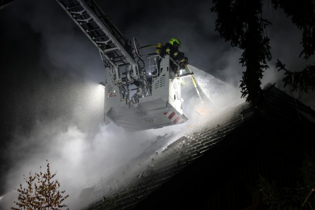 Groeinsatz: Neun Feuerwehren bei Brand eines Wohngebudes in Grnau im Almtal im Einsatz