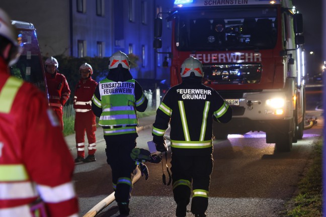 Groeinsatz: Neun Feuerwehren bei Brand eines Wohngebudes in Grnau im Almtal im Einsatz