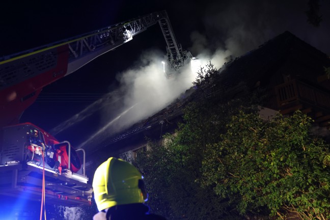 Groeinsatz: Neun Feuerwehren bei Brand eines Wohngebudes in Grnau im Almtal im Einsatz