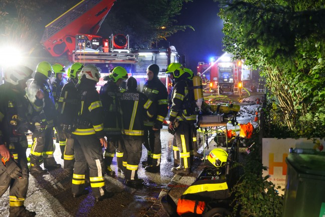 Groeinsatz: Neun Feuerwehren bei Brand eines Wohngebudes in Grnau im Almtal im Einsatz