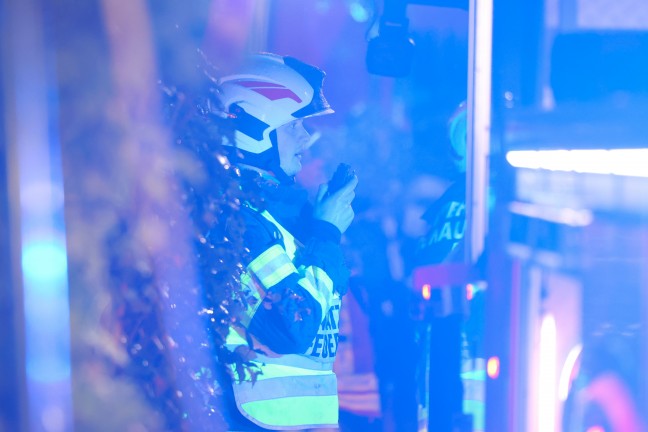 Groeinsatz: Neun Feuerwehren bei Brand eines Wohngebudes in Grnau im Almtal im Einsatz