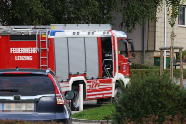 Tdlicher Unfall: Mann in Lenzing an der Ager bei Arbeiten an PKW von Auto erdrckt