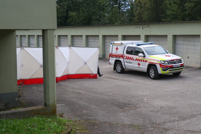 Tdlicher Unfall: Mann in Lenzing an der Ager bei Arbeiten an PKW von Auto erdrckt