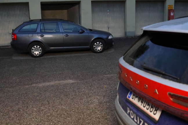 Tdlicher Unfall: Mann in Lenzing an der Ager bei Arbeiten an PKW von Auto erdrckt