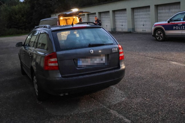 Tdlicher Unfall: Mann in Lenzing an der Ager bei Arbeiten an PKW von Auto erdrckt