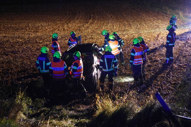 Verkehrsunfall ohne Lenker: PKW auf Pyhrnpass Strae in Thalheim bei Wels von Fahrbahn abgekommen