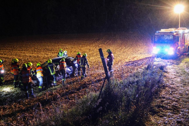 Verkehrsunfall ohne Lenker: PKW auf Pyhrnpass Strae in Thalheim bei Wels von Fahrbahn abgekommen