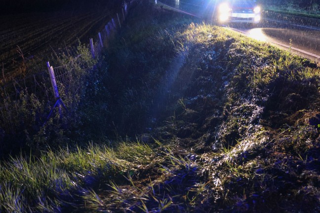 Verkehrsunfall ohne Lenker: PKW auf Pyhrnpass Strae in Thalheim bei Wels von Fahrbahn abgekommen