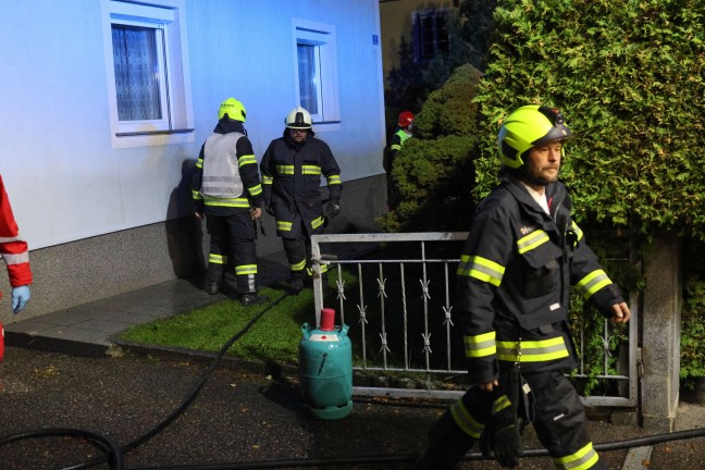 Mit Feuerlschern eingedmmt: Gemeldeter Wohnhausbrand in Sattledt beschrnkte sich auf Mlltonnen
