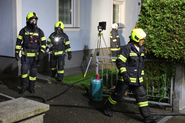 Mit Feuerlschern eingedmmt: Gemeldeter Wohnhausbrand in Sattledt beschrnkte sich auf Mlltonnen