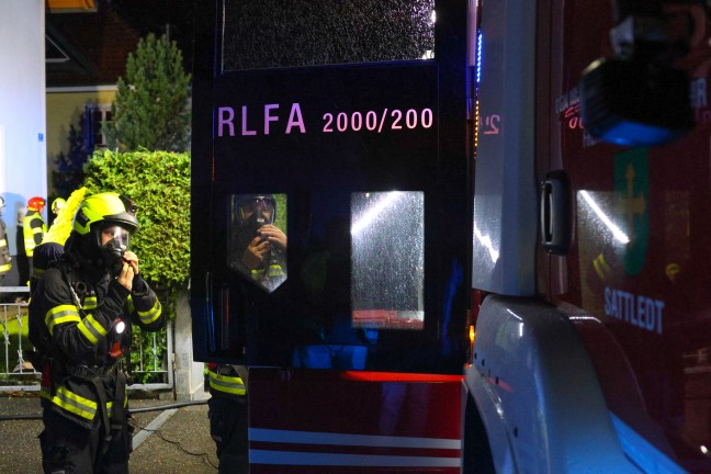 Mit Feuerlschern eingedmmt: Gemeldeter Wohnhausbrand in Sattledt beschrnkte sich auf Mlltonnen