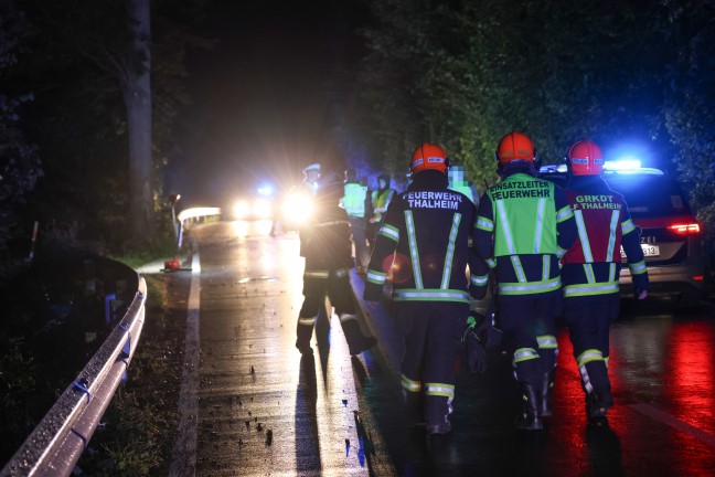 Aufrumarbeiten bei nchtlichem Verkehrsunfall in Thalheim bei Wels