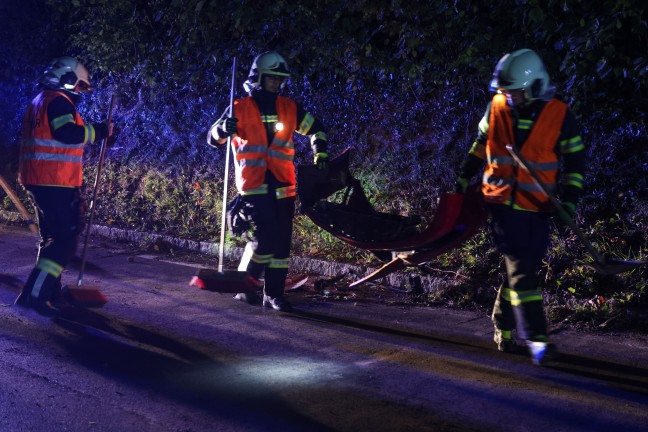 Aufrumarbeiten bei nchtlichem Verkehrsunfall in Thalheim bei Wels