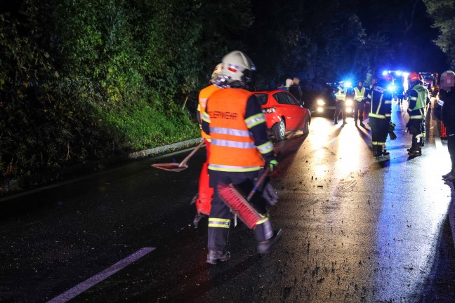 Aufrumarbeiten bei nchtlichem Verkehrsunfall in Thalheim bei Wels