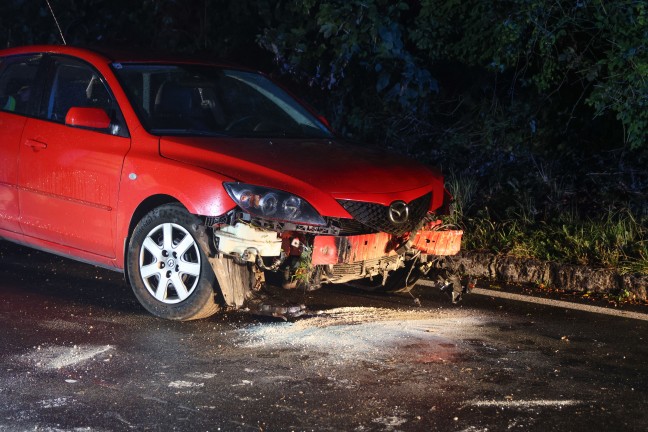 Aufrumarbeiten bei nchtlichem Verkehrsunfall in Thalheim bei Wels