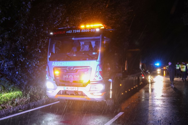 Aufrumarbeiten bei nchtlichem Verkehrsunfall in Thalheim bei Wels