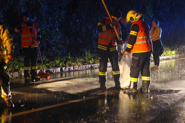 Aufrumarbeiten bei nchtlichem Verkehrsunfall in Thalheim bei Wels