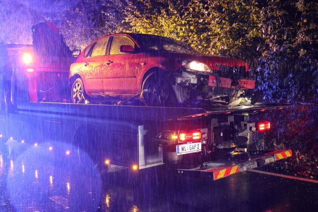 Aufrumarbeiten bei nchtlichem Verkehrsunfall in Thalheim bei Wels