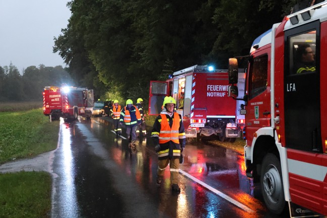 Einsatzkrfte dreier Feuerwehren zu Personenrettung nach Verkehrsunfall bei Desselbrunn alarmiert