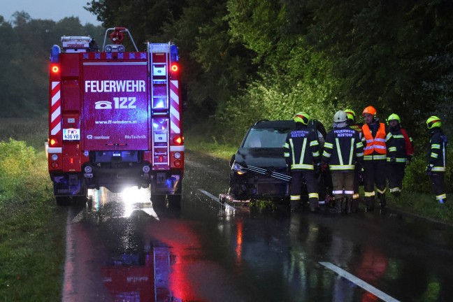 Einsatzkrfte dreier Feuerwehren zu Personenrettung nach Verkehrsunfall bei Desselbrunn alarmiert