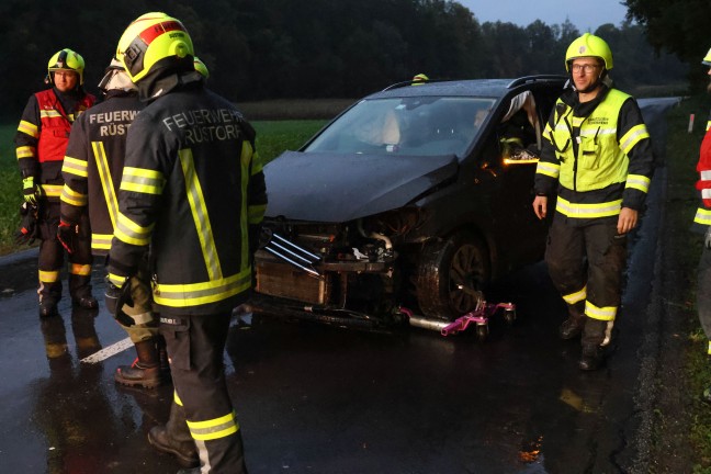 Einsatzkrfte dreier Feuerwehren zu Personenrettung nach Verkehrsunfall bei Desselbrunn alarmiert