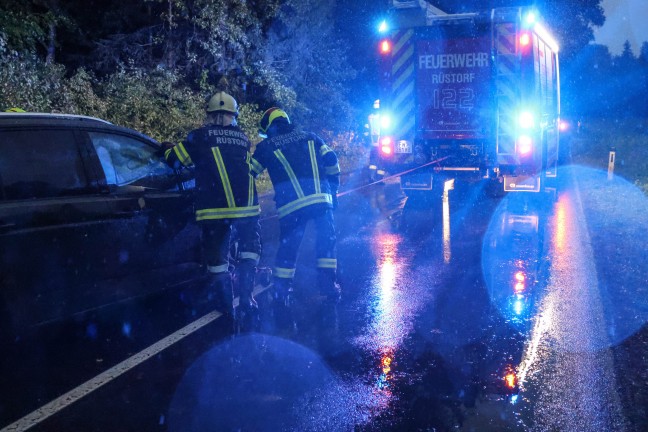 Einsatzkrfte dreier Feuerwehren zu Personenrettung nach Verkehrsunfall bei Desselbrunn alarmiert