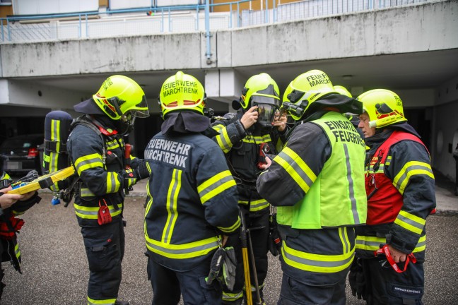 Einsatzkrfte zweier Feuerwehren bei CO-Austritt in Mehrparteienwohnhaus in Marchtrenk im Einsatz