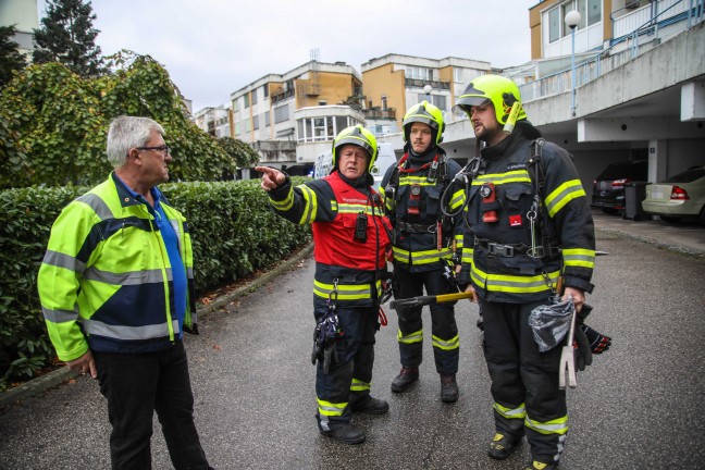 Einsatzkrfte zweier Feuerwehren bei CO-Austritt in Mehrparteienwohnhaus in Marchtrenk im Einsatz