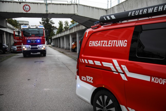 Einsatzkrfte zweier Feuerwehren bei CO-Austritt in Mehrparteienwohnhaus in Marchtrenk im Einsatz