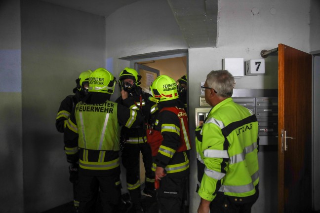 Einsatzkrfte zweier Feuerwehren bei CO-Austritt in Mehrparteienwohnhaus in Marchtrenk im Einsatz