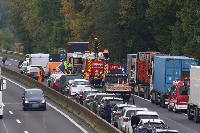 Crash mit fnf Fahrzeugen: Sperre der Pyhrnautobahn bei Ried im Traunkreis nach Verkehrsunfall
