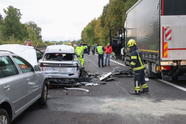 Crash mit fnf Fahrzeugen: Sperre der Pyhrnautobahn bei Ried im Traunkreis nach Verkehrsunfall