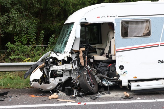 Crash mit fnf Fahrzeugen: Sperre der Pyhrnautobahn bei Ried im Traunkreis nach Verkehrsunfall