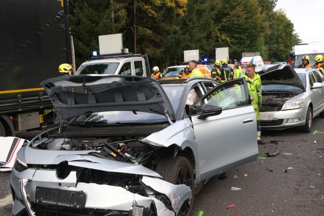 Crash mit fnf Fahrzeugen: Sperre der Pyhrnautobahn bei Ried im Traunkreis nach Verkehrsunfall