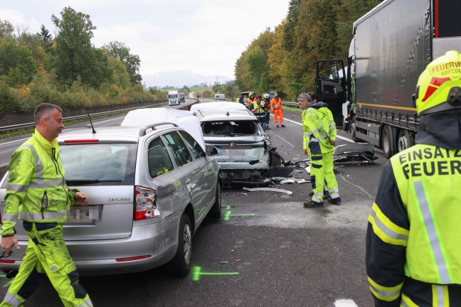 Crash mit fnf Fahrzeugen: Sperre der Pyhrnautobahn bei Ried im Traunkreis nach Verkehrsunfall