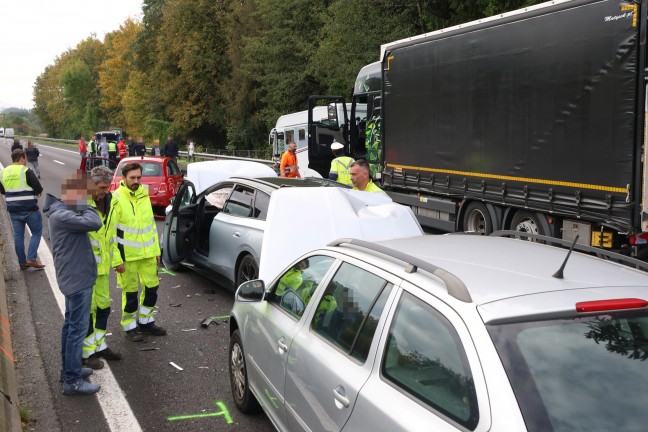 Crash mit fnf Fahrzeugen: Sperre der Pyhrnautobahn bei Ried im Traunkreis nach Verkehrsunfall